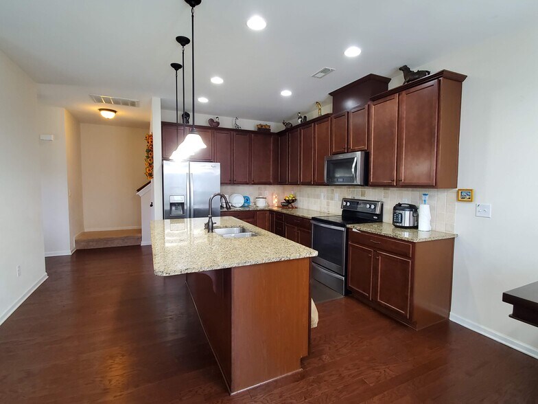 Building Photo - 808 Ayrshire Ave