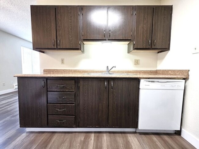 Building Photo - Updated Ground-Floor Two-bedroom One-bathr...