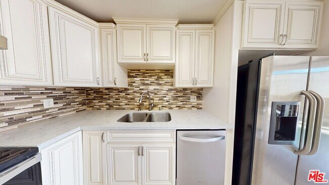 Building Photo - 65 Allen Ave