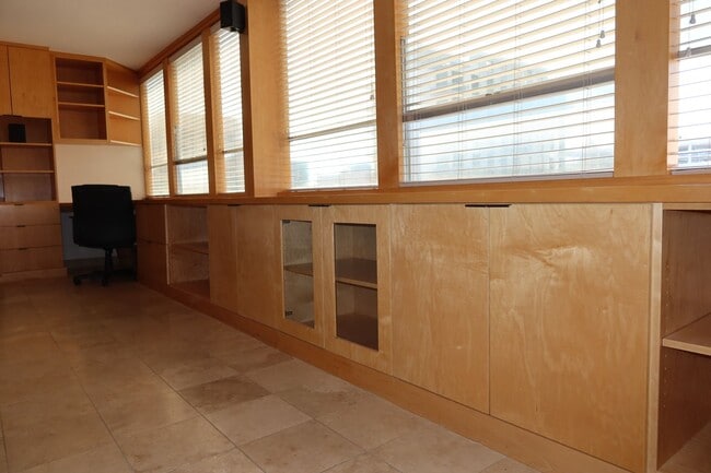 Building Photo - Downtown Studio / Home Office / All Bills ...