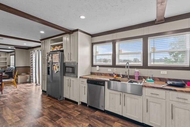 Building Photo - COUNTRY LIVING IN THE CITY