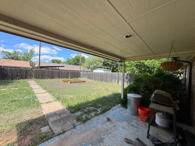Building Photo - Available July 10th with storage shed & all appliances included!