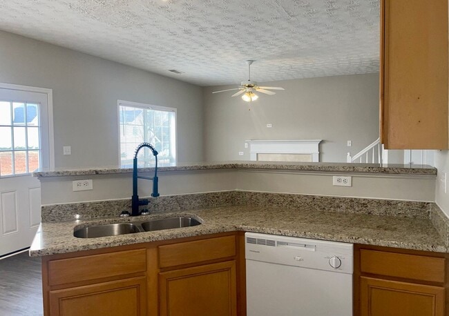 Building Photo - JUST REDUCED--$1895 for a 4 Bed/2.5 Bath Home In Swim/Tennis Community in McDonough!