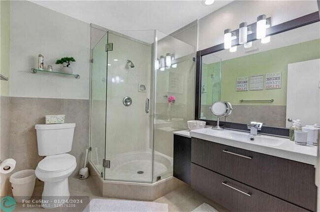 Building Photo - 812 E Cypress Ln