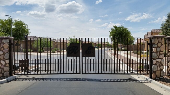 Building Photo - 5627 W Huntington Dr