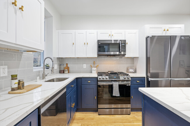 Building Photo - 1135 S 61st St