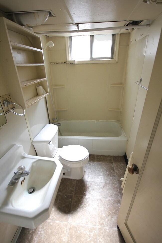 Building Photo - 1 Bedroom/1 Bathroom Apartment