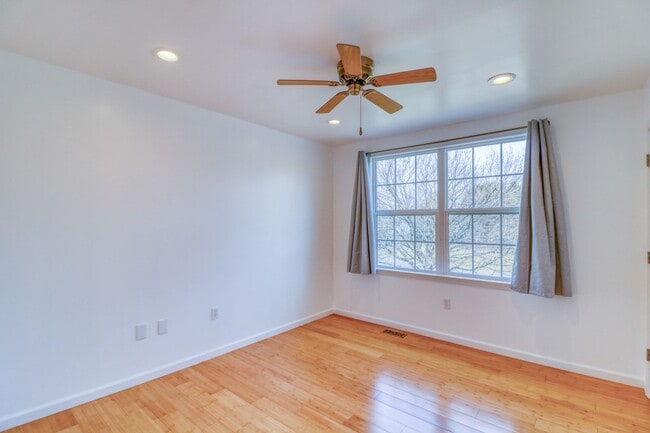 Building Photo - THIS IS THE ONE YOU HAVE BEEN WAITING FOR!...