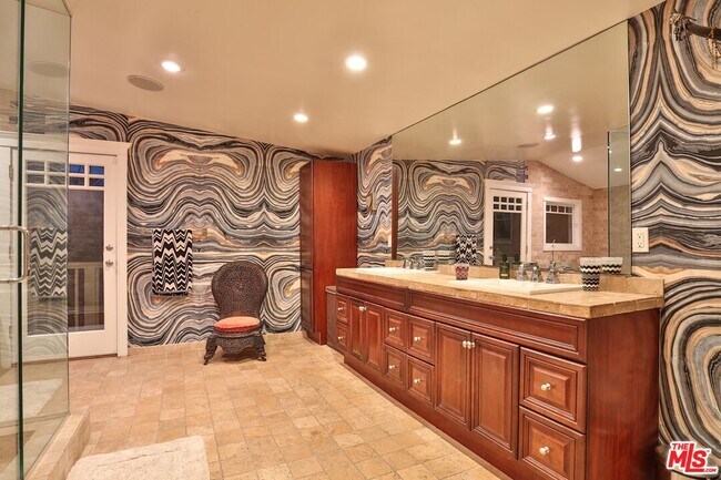 Building Photo - 2172 Argyle Ave