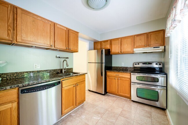 Building Photo - Renovated townhouse backing to trees with loads of privacy!