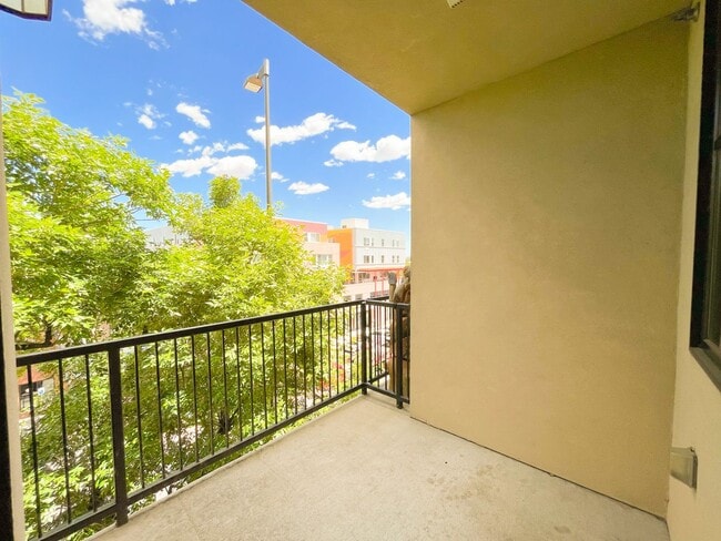 Building Photo - Fantastic Studio Condo in Old Town