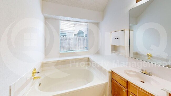 Building Photo - 733 Rockett Ln