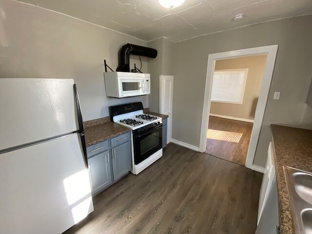 Kitchen w/ Microwave - 105 N Public Rd