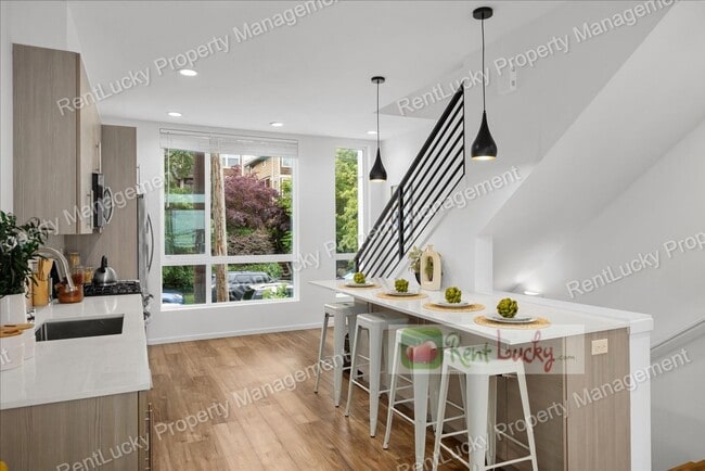 Building Photo - Like-New 2-Bedroom Townhome in Seattle w/R...