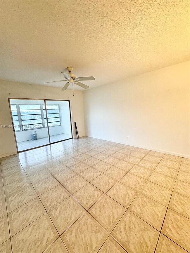 Building Photo - 5011 W Oakland Park Blvd