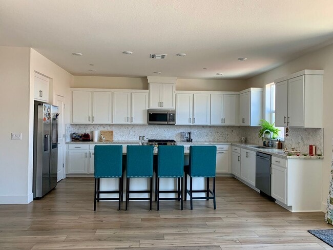 Building Photo - 4 Bedroom Home in Hollister with 3 Full Bathrooms and Central A/C