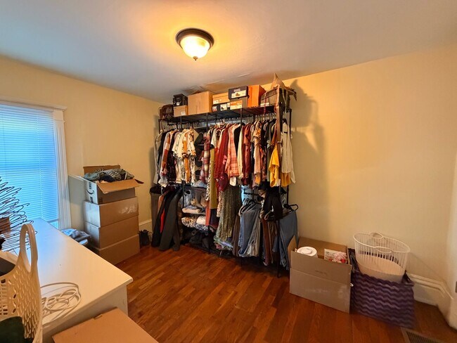 Building Photo - Charming Four Bedroom Home on SE Side!