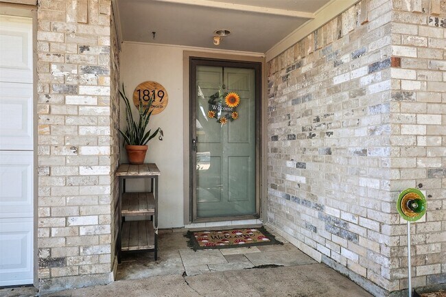 Building Photo - 1819 Meadow Creek Dr