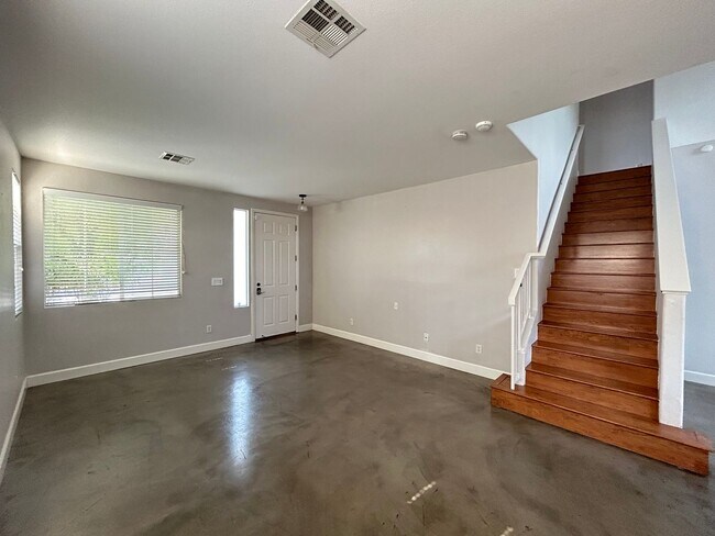 Building Photo - Cozy Upgraded 3 Bedroom 2 Bathroom Home in...