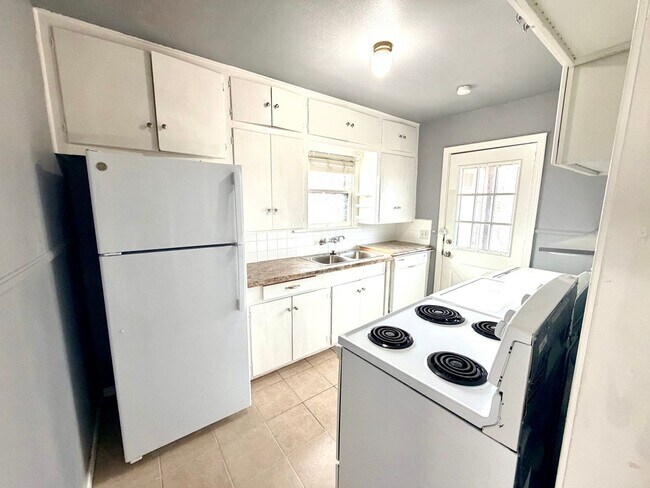 Building Photo - Alamo Heights Townhome