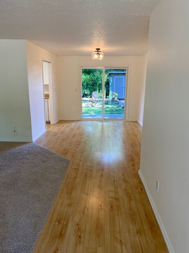 Building Photo - AVAILABLE FOR SHOWING ON 2/11