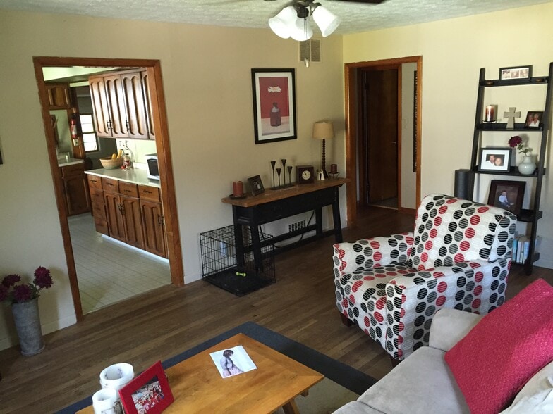 Building Photo - 213 E Vermilya Ave