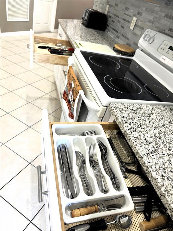 Building Photo - 16724 Rolling Green Dr