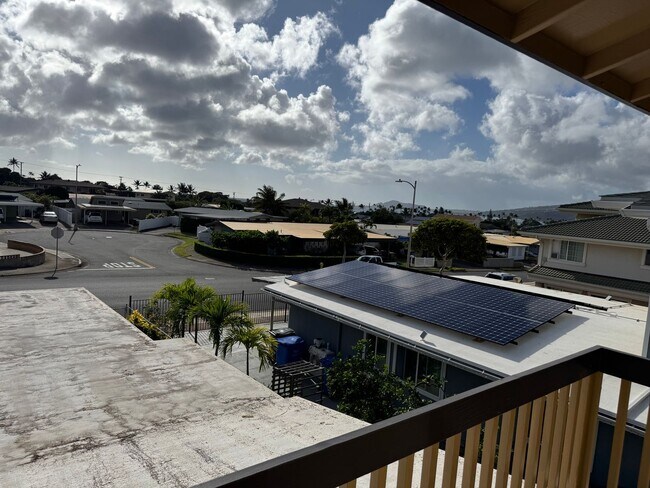Building Photo - Hawaii Kai, Upstairs duplex, small 3 bedroom, 1 bath newly renovated duplex unit, No pets