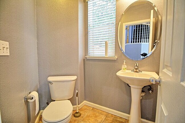 Building Photo - Lovely, Hidden Lake 4 bedroom, 2.5 bathroo...