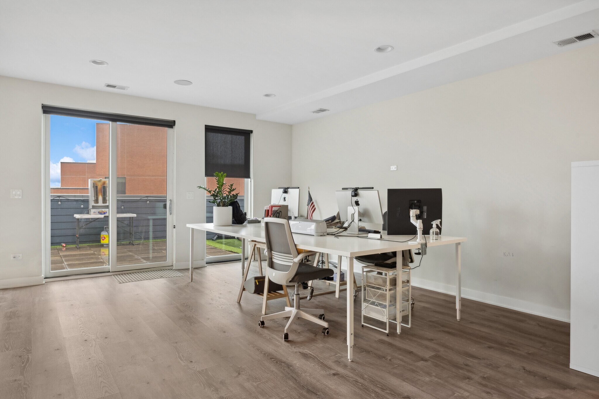 Building Photo - 3927 N Clarendon Ave