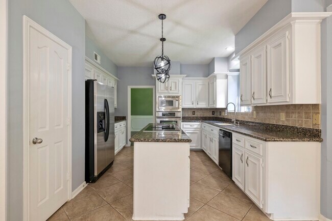 Building Photo - 2807 4 Pines Dr