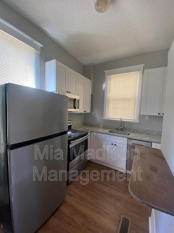 Building Photo - 1203 E Henry St