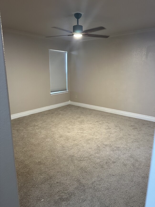 Building Photo - 701 Meadow Top