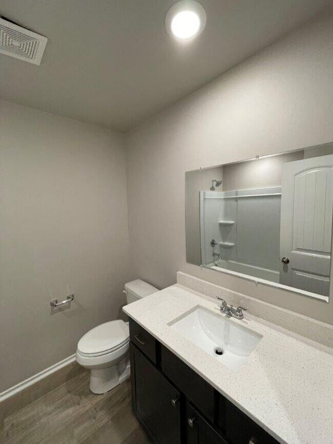 Building Photo - 3 bed 2 bath town home in Putnam City Scho...