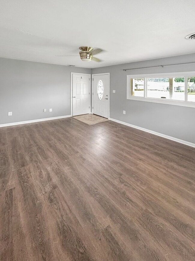 Building Photo - Welcome to this charming 2-bedroom, 1-bath...