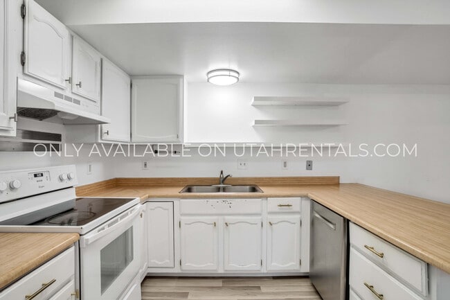 Building Photo - 1639 Woodland Dr