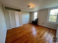 Building Photo - Top Floor 3BR 1BA w/ Laundry & Private Gar...