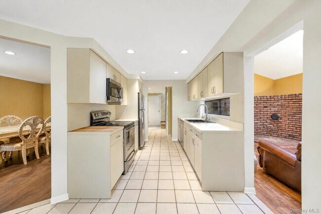 Building Photo - 25 Hewes St