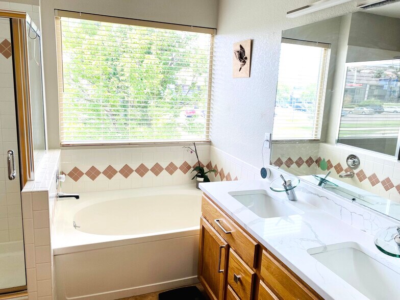 Building Photo - 2130 Silkwood Dr