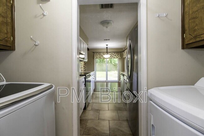 Building Photo - 776 Whitney Dr