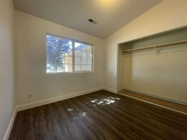 Building Photo - Private home, large lot!