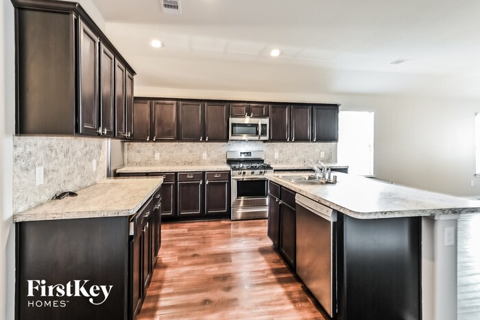 Building Photo - 14005 Lake Cres Dr