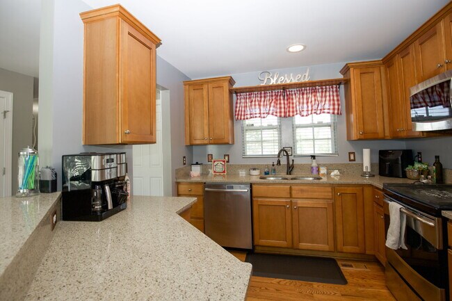 Building Photo - Charming 3 BR/2BA Ranch with fully fenced ...