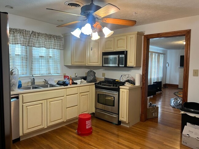 Building Photo - One Level Home! 3bed/1 bath with extra-lar...