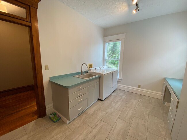 Building Photo - Wilber Ave 303-305 &amp; 863 Henry NCR