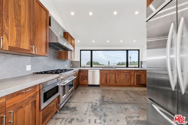 Building Photo - 14315 Mulholland Dr