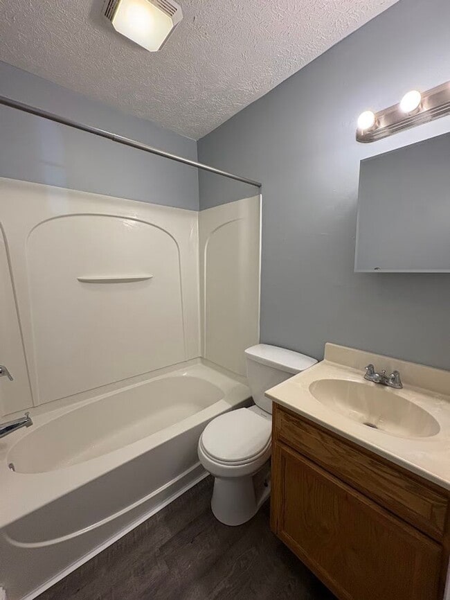 Building Photo - Three bedroom one bathroom home for rent