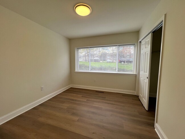Building Photo - Fully Renovated 3 Bedroom 2 Bathroom Apart...