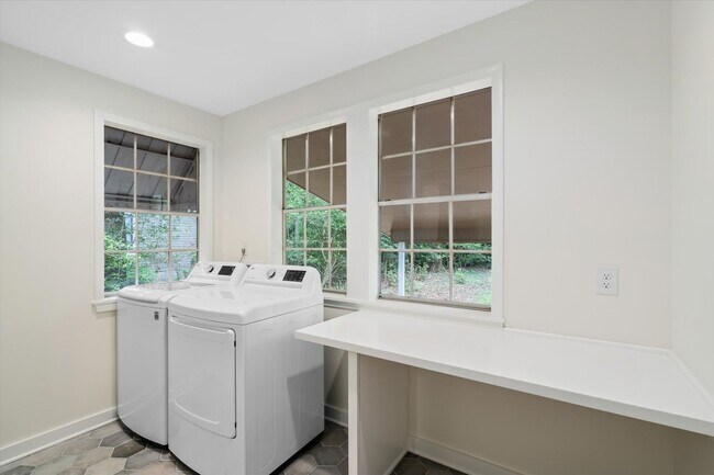 Building Photo - Remodeled Beauty in County Club Village