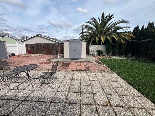 Building Photo - Spacious 3 bed 1 bath plus bonus room! Pet friendly with nice size back yard